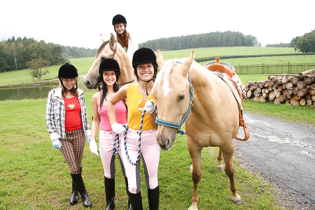 フック可能なボディを持つホルニーなティーン友達が野外でレズな楽しみをしている