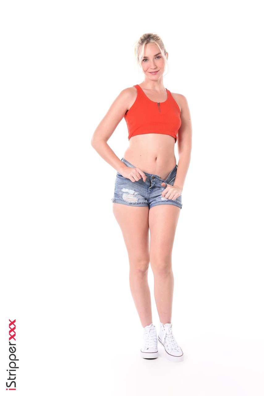 كلاير روس تتعري وتلعب بشعرها العاري