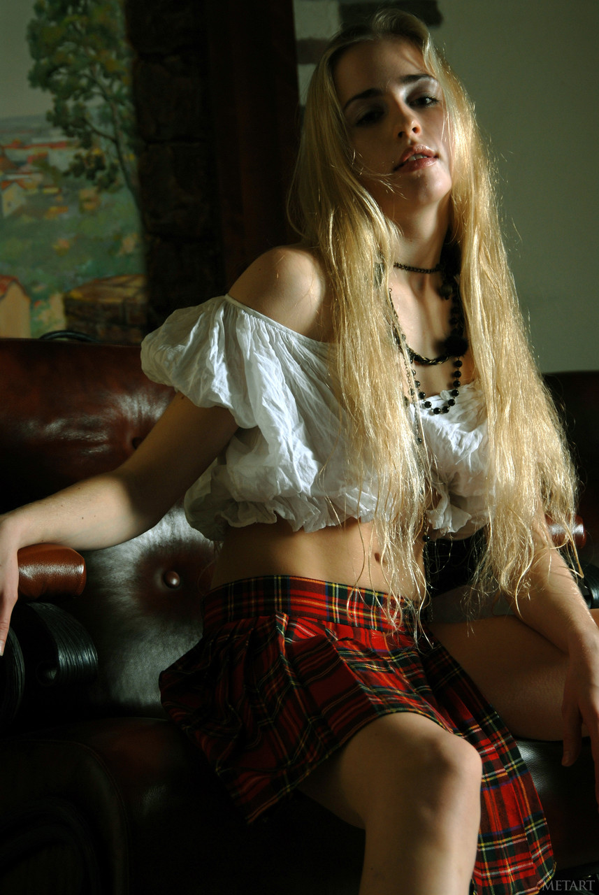 小胸部的校园少女维拉E剥离并为摄像机摆姿势上半身裸