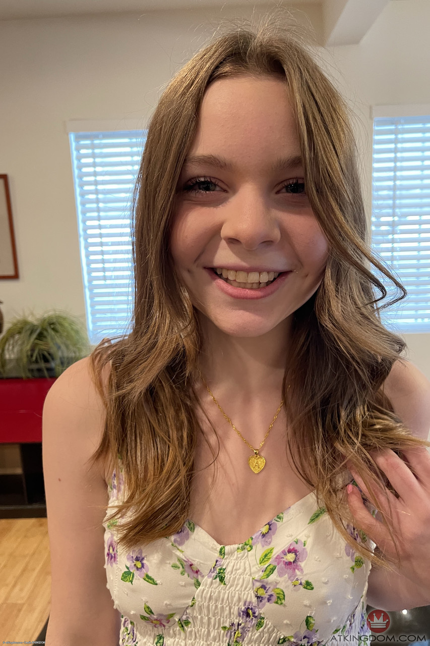 मिठास से भरी हुई शौकिया किशोर Adrianna Jade गुलाबी योनि का खुलासा करती है और नग्न होकर पोज देती है