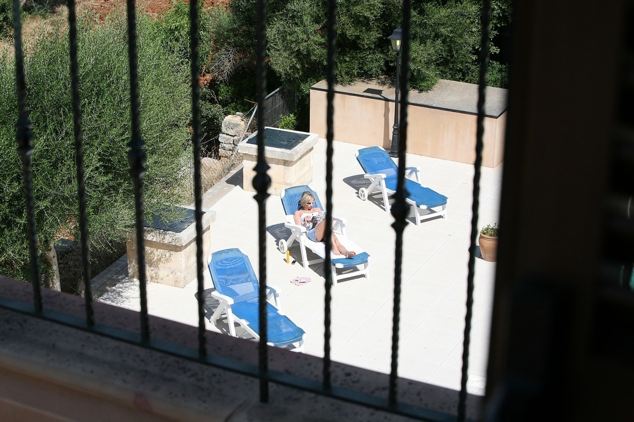 德国荡妇纳丁在泳池边被逮到操陌生饥渴男