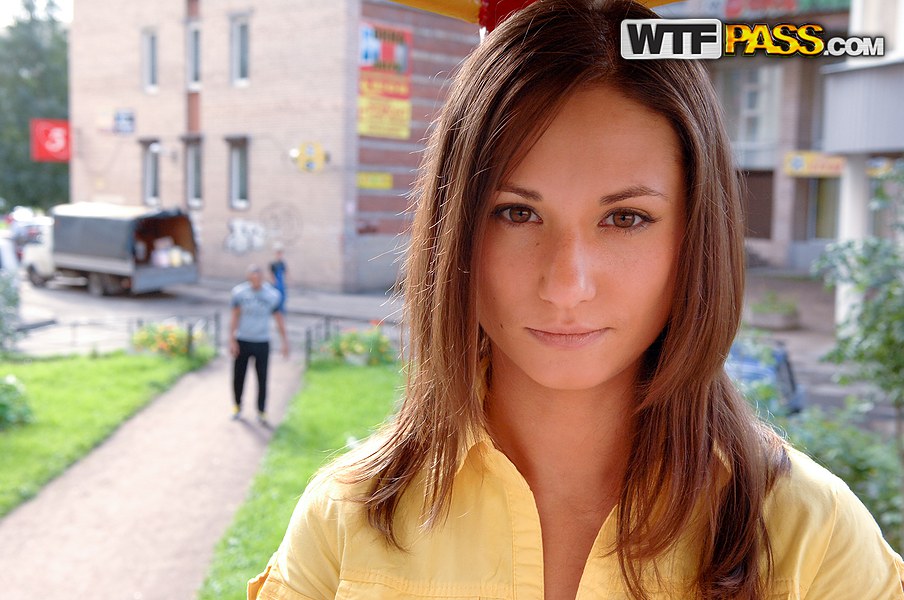 सफेद रंडी गैंगबैंग में दोहरी चुदाई के बाद चेहरे पर वीर्य गिराया जाता है