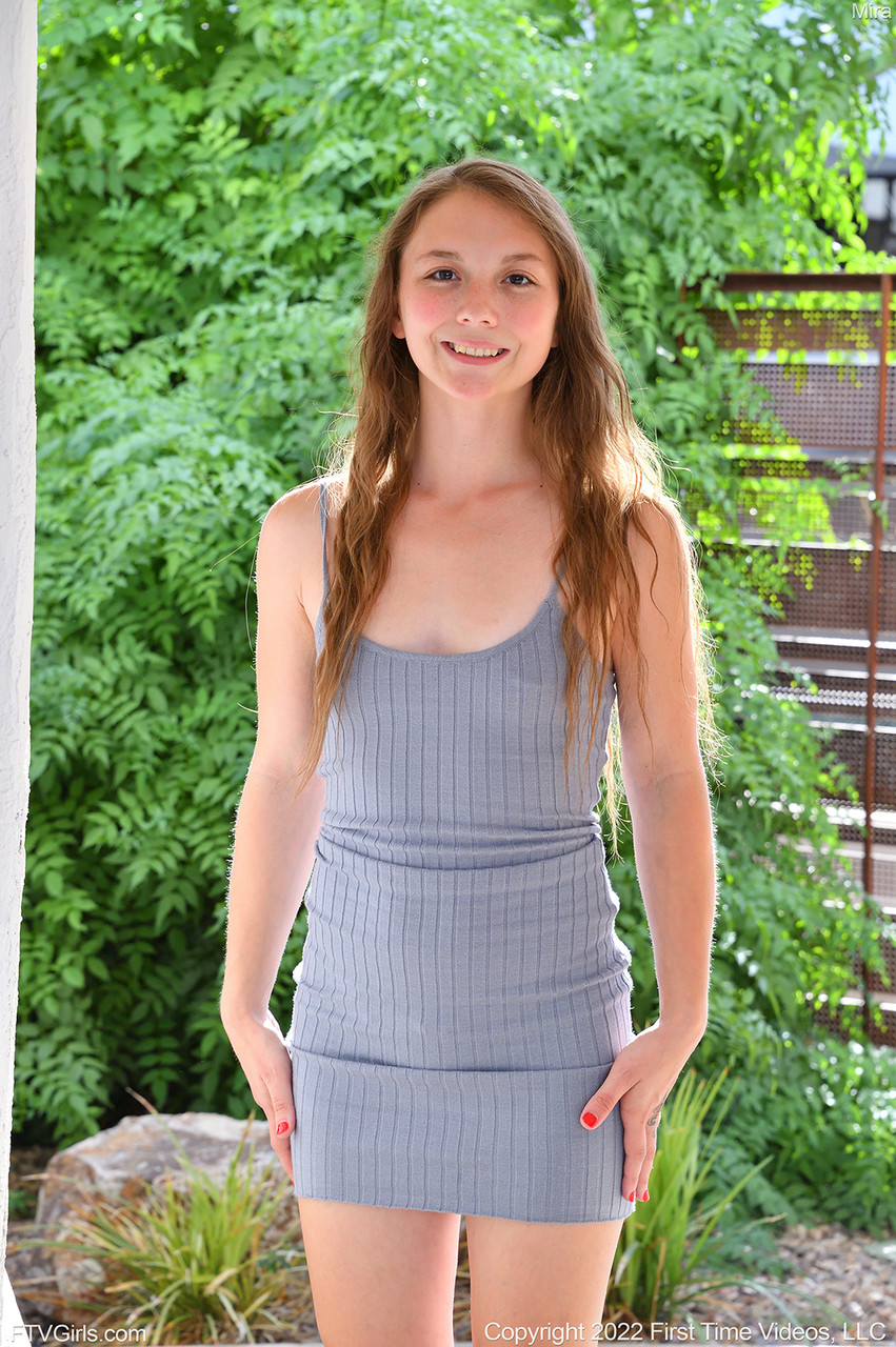 若いミラはディルドと野菜でオナニーする