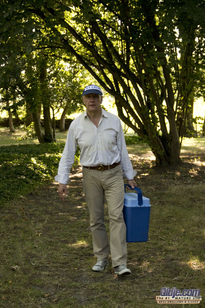 金髪チェコ人カロルリリアンは公園でおじいちゃんに犯される