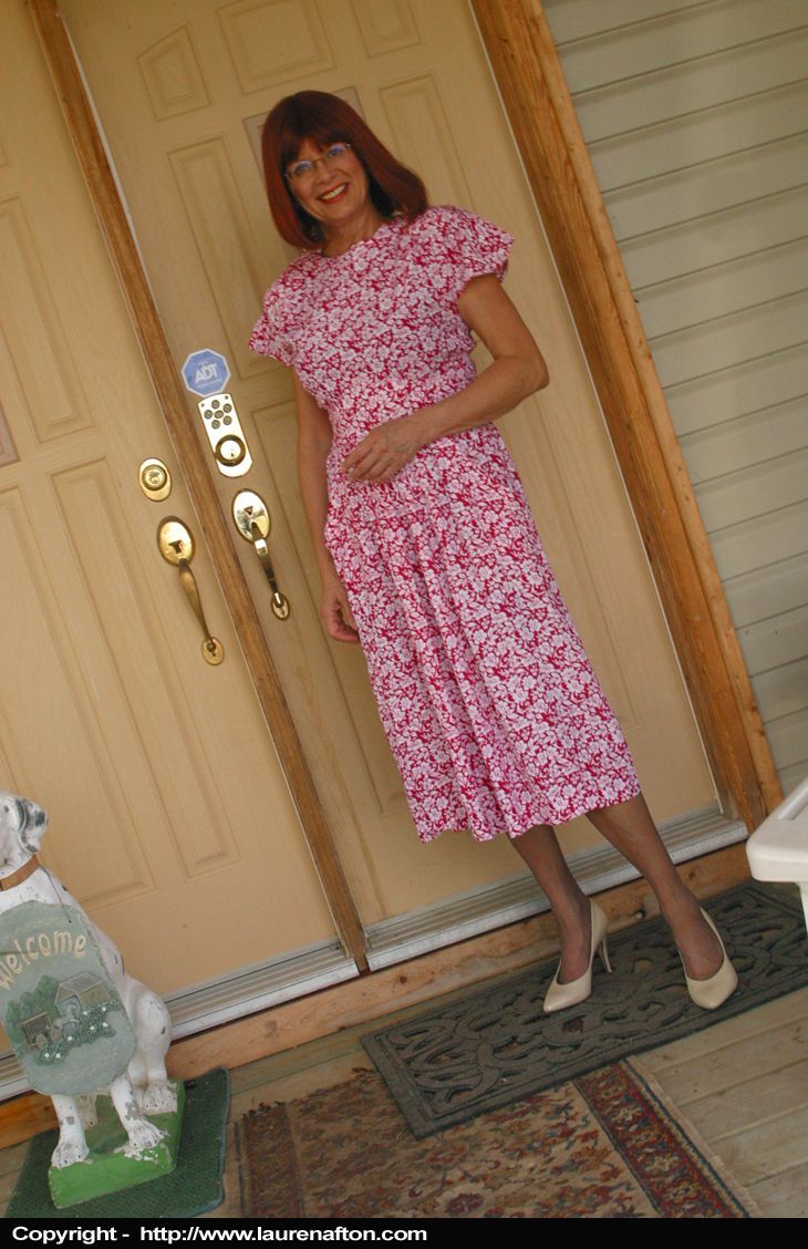 السيدة الشقراء أبجيل تخلع فستانها وكتفها العاري في جوارب نايلون