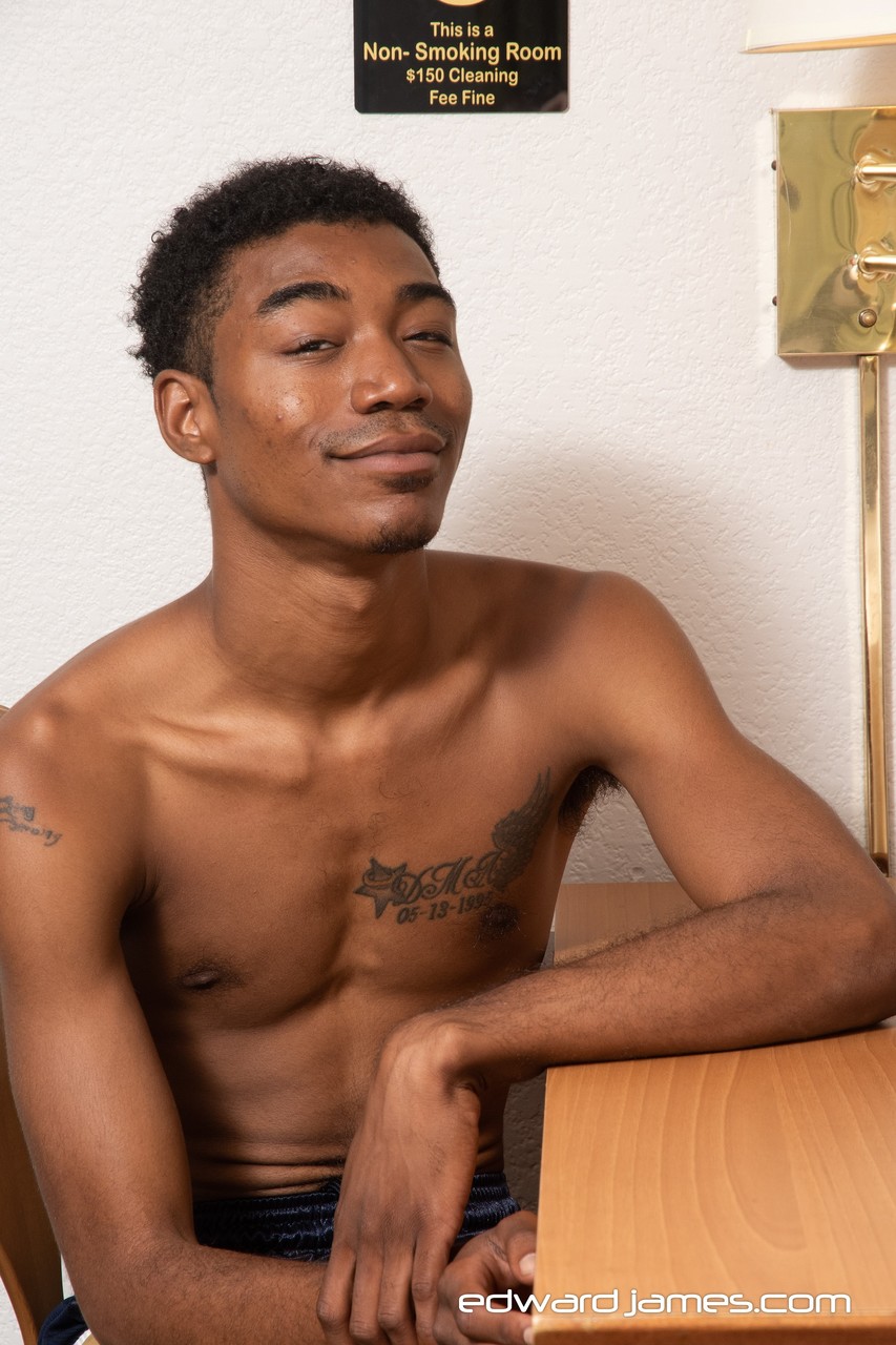 美しい黒人少年のゲイ少年KoodaとSleepy Reedがベッドでセックスする