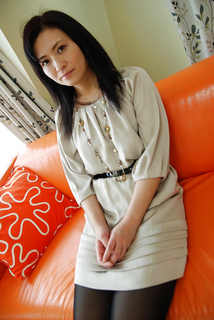 الآسيوية الحنونة شيساتو ميورا، الأم الجذابة، تتعري وتُثار بالمذبذب