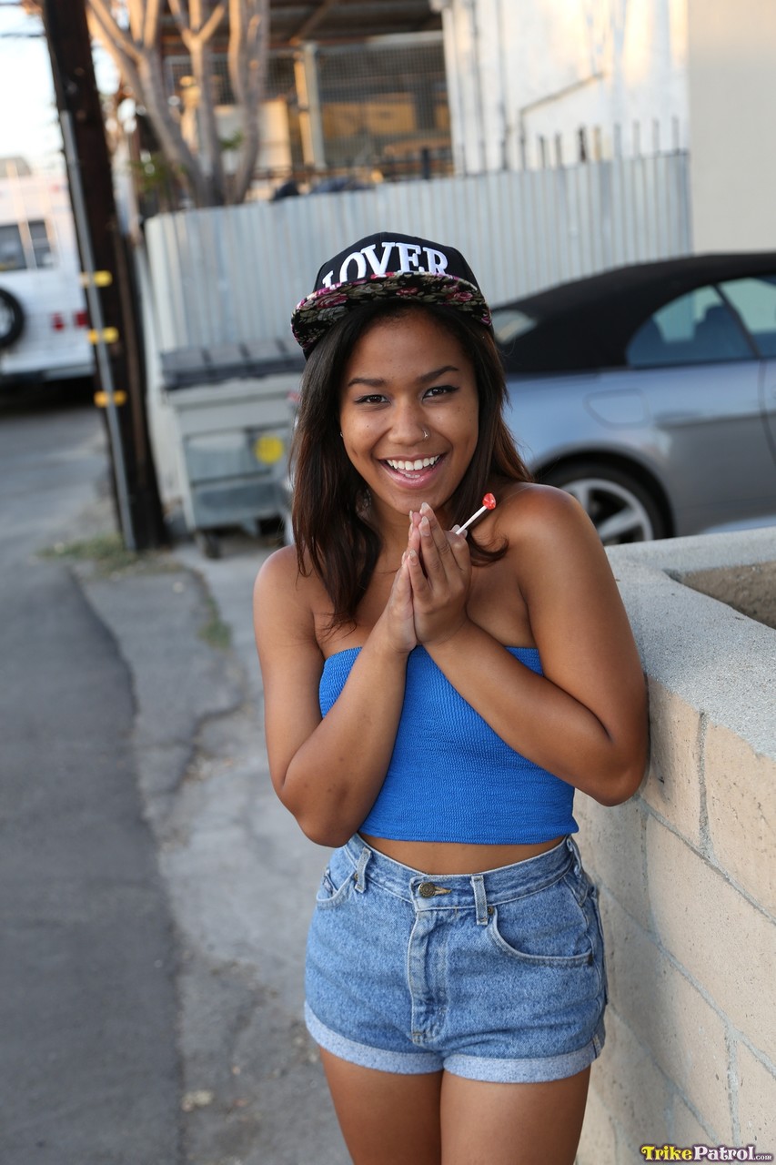 सेक्सी एशियाई किशोरी लोनी जारिन के साथ डॉगी स्टाइल सेक्स चेहरे पर समाप्त होता है