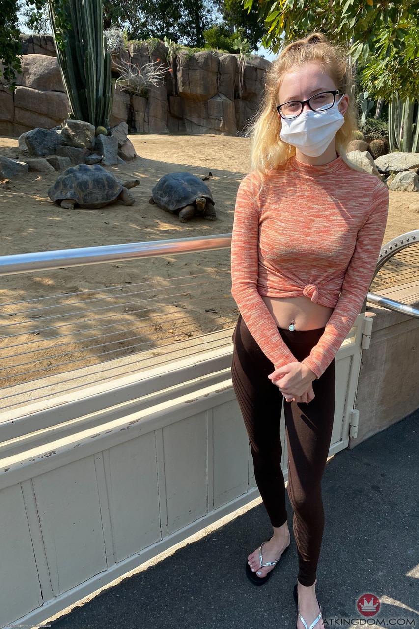 Amateur Babe Riley Star Exposes Pretty Feet And Holes Close Up