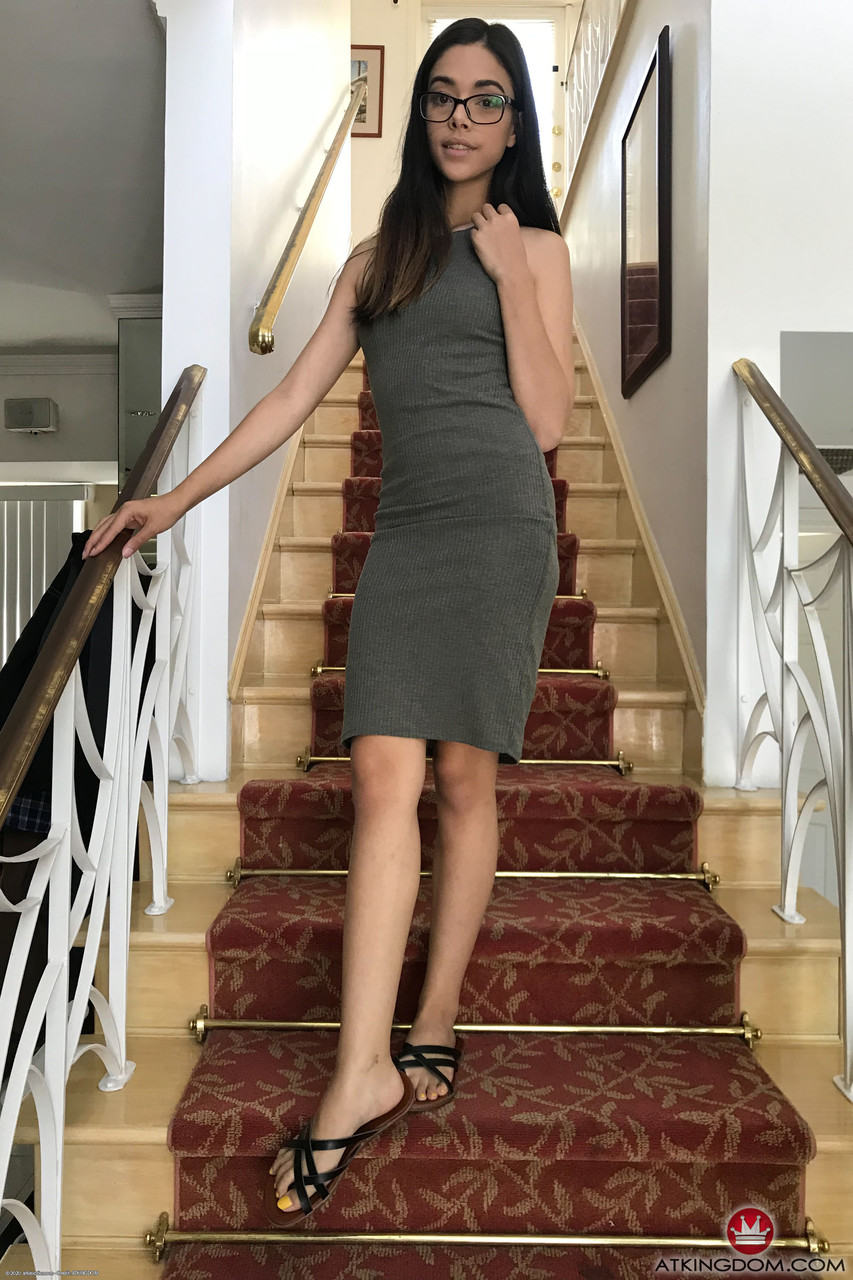 पतली मूर्ख किशोर हार्मनी वंडर अपनी ड्रेस उठाती है और अपनी योनि के साथ खेलती है