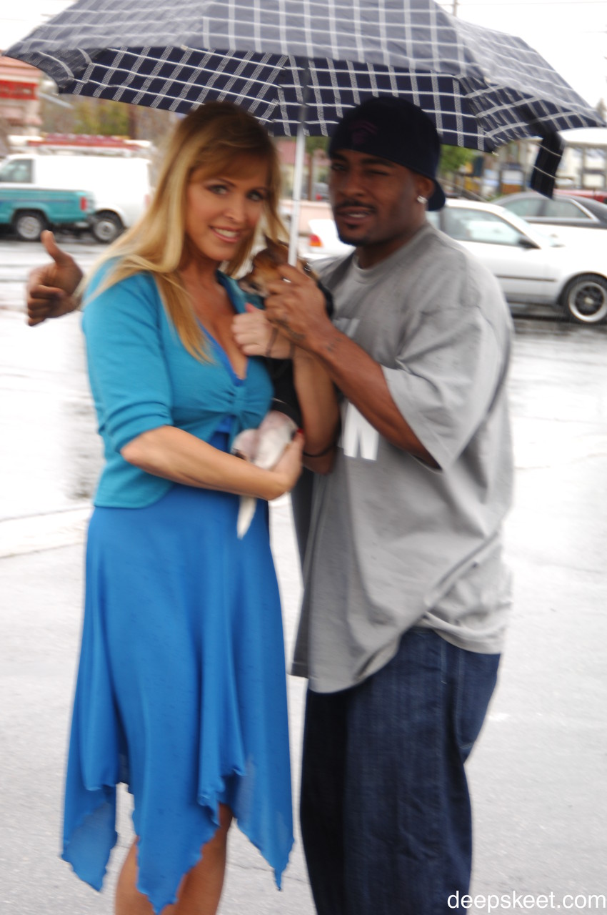 饥渴的年轻情人摧毁了拥有巨乳的惊艳熟女