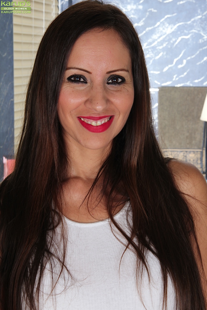 كارمن جونز في عملية التعري مع سيدة ناضجة رائعة شقراء