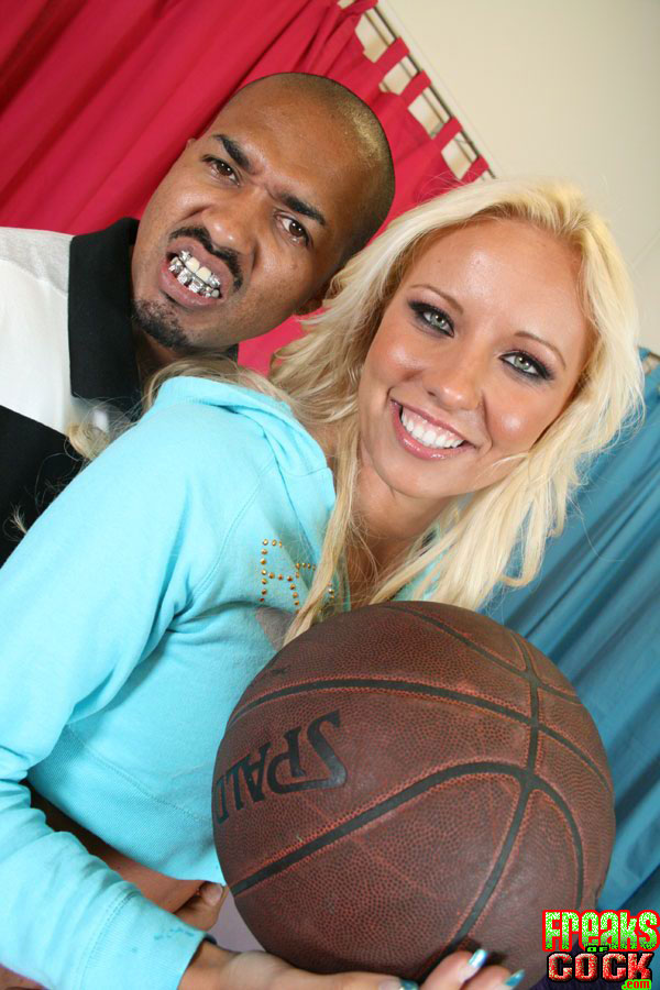 الدمية التشيكية نيكي لوف تحلب قضيبًا أسود ضخمًا وتأخذ حمولة من المني على وجهها