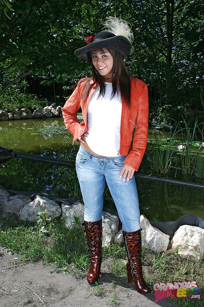 فتاة مراهقة بدينة بمؤخرة واسعة تخلع ملابسها في الهواء الطلق