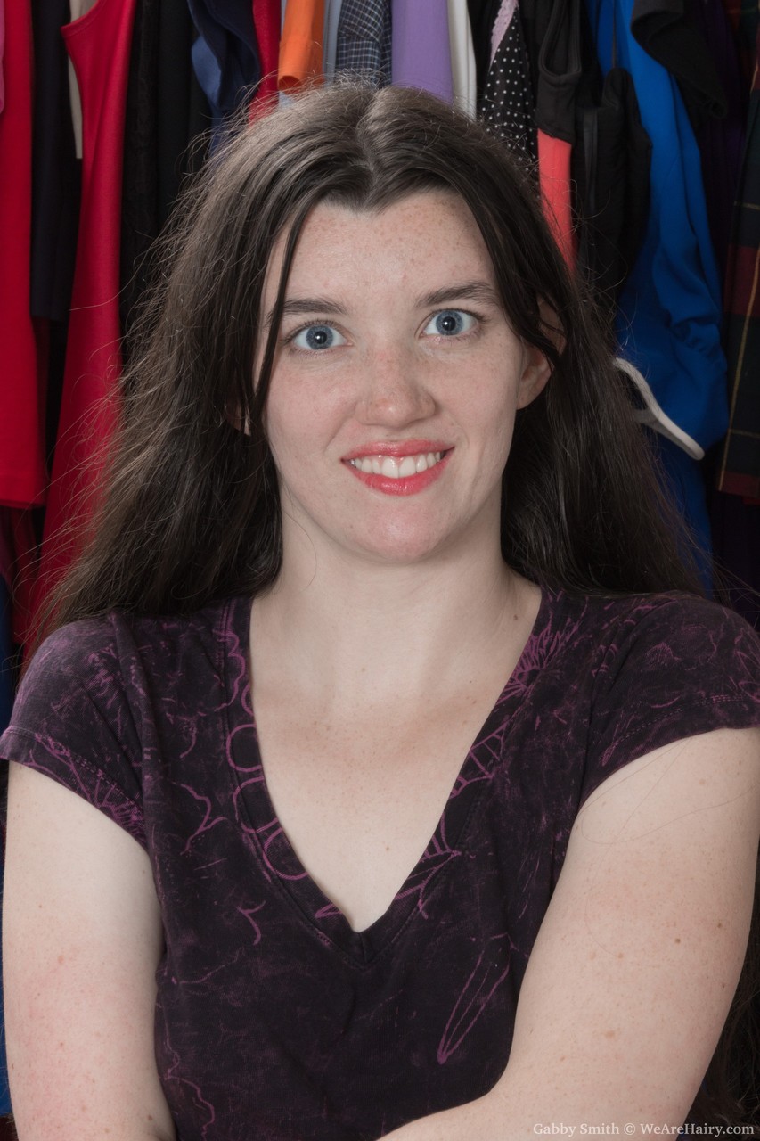 شابة صغيرة براون غابي سميث تظهر مهبل مشعر في غرفة تغيير الملابس