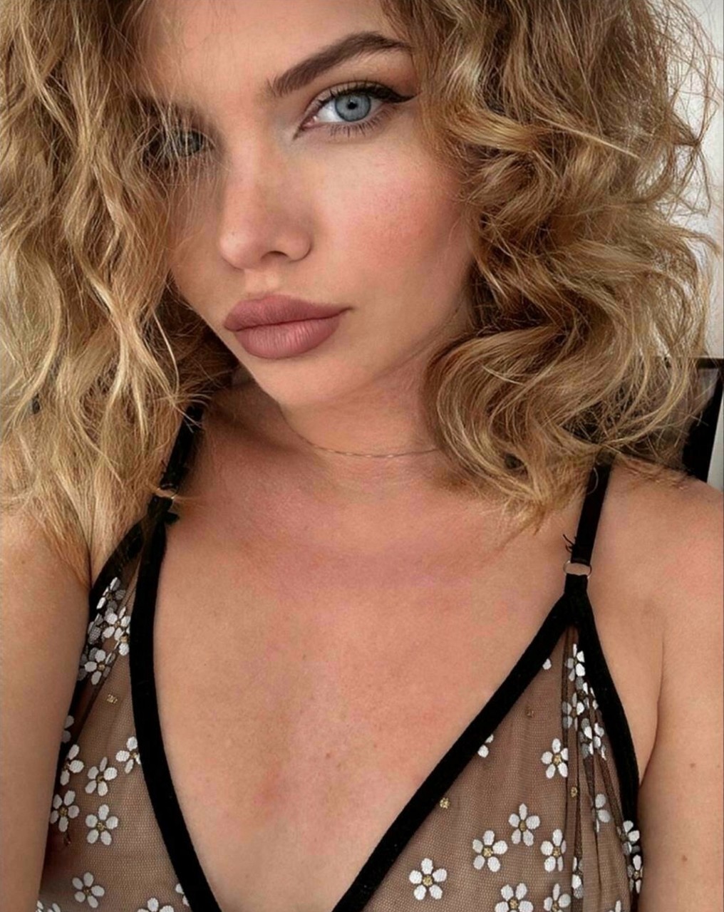 Glamour-Baby Präsentiert Großen Hintern Und Schöne Titten In Sexy Dessous