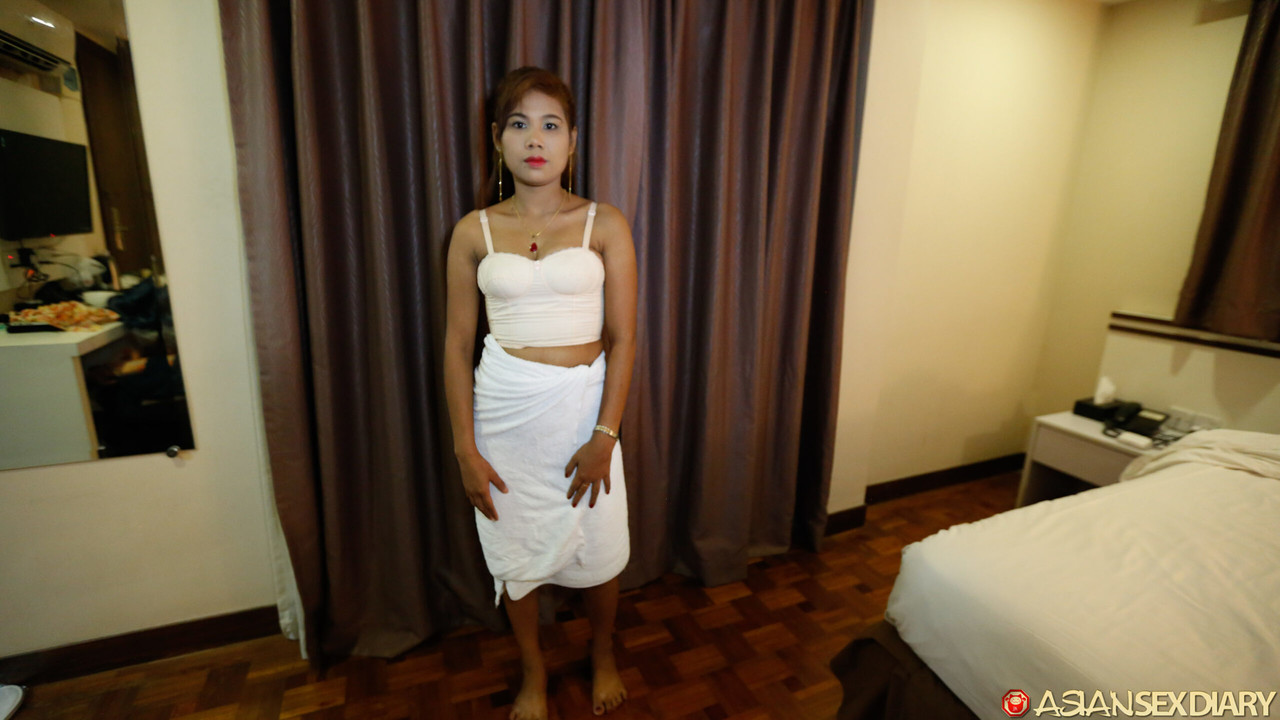 एशियाई बेब वे बी पीओवी सेक्स से पहले और बाद में ट्रिम्ड चूत दिखाती है