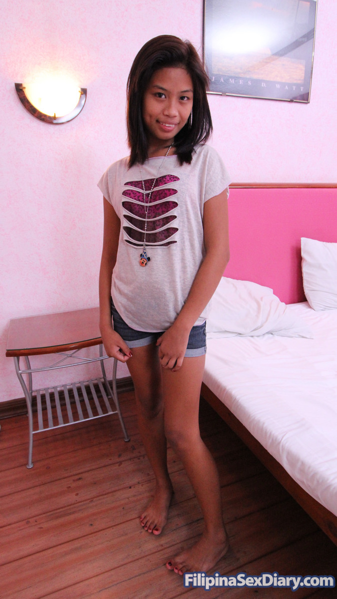 Kleine Filipina Jonalyn Bekommt Ihre Unschuldige Muschi Gefickt Und Eingecremt In Pov