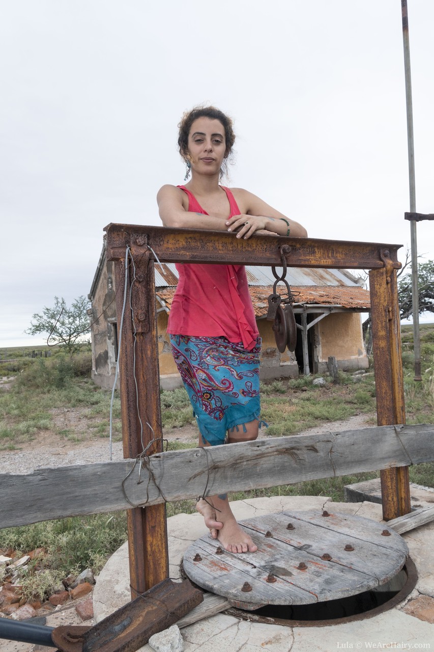 الهاوية برونيت في الهواء الطلق لولا تُظهر مهبلها المُشعر