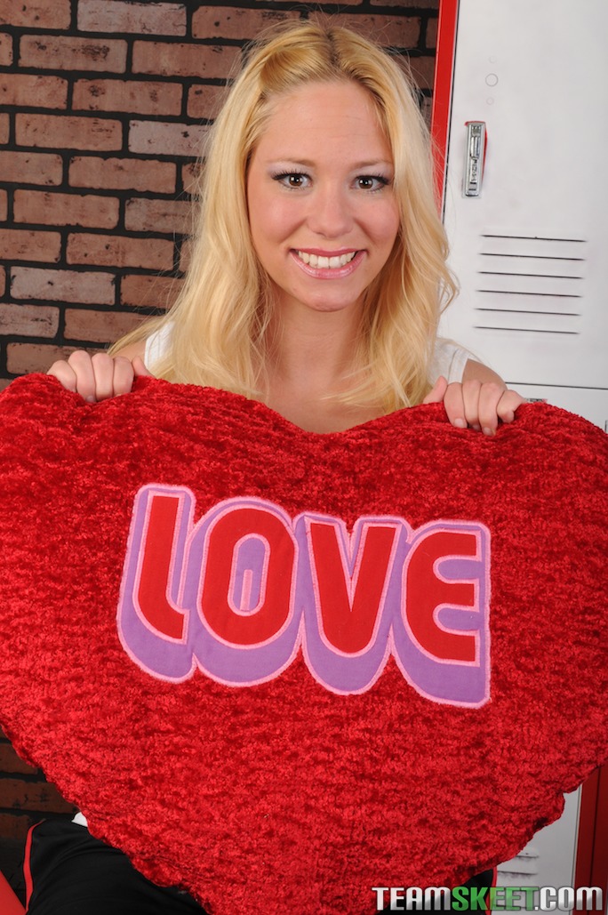 Blonde Teen Grace Wood Strips In Locker Room Shows Full Rack Pink Cunt