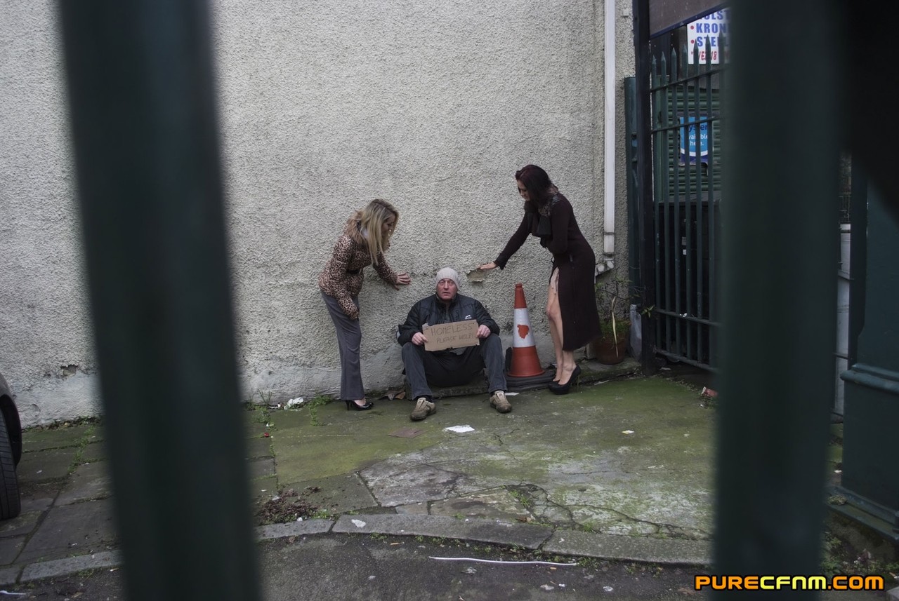 金髪熟女チェシー・ケイと隣人たちが一緒にチンポをフェラ