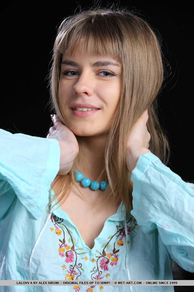 ティーンラロブがヌードグラマー広告のため服を脱ぐ