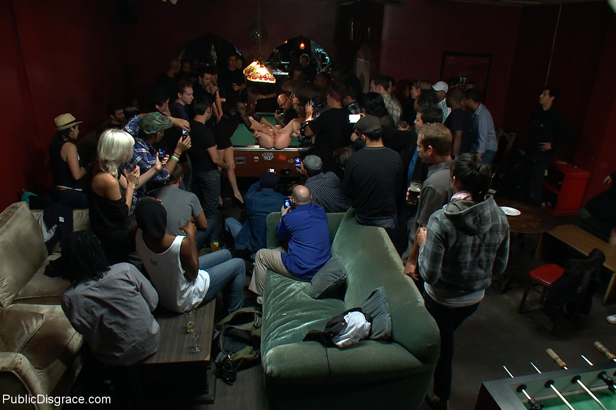 Публичное Унижение С Клейрой Бо, Джеймсом Дином, Томми Пистолом