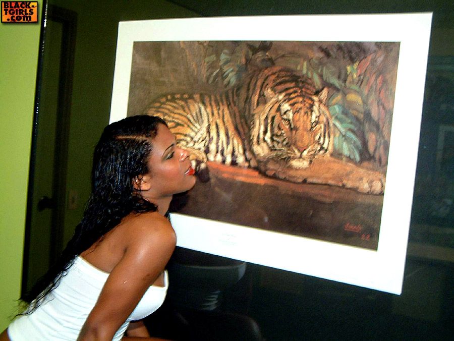 ब्लैक टीगर्ल्स स्टार शर्ली मैकलो हॉट तस्वीरें दिखाती हैं