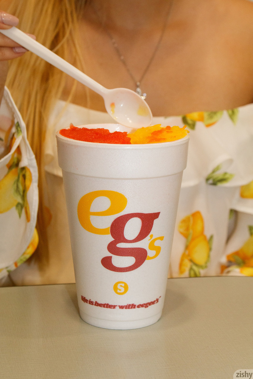 Lindo Amateur Babe Brandy Gila Destapa Bragas En Público Y Se Desviste En Casa