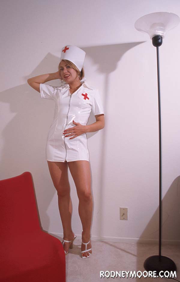 やらしいナースナディアフォスターは、毛深いマンコのボーニングの後に顔射を受ける