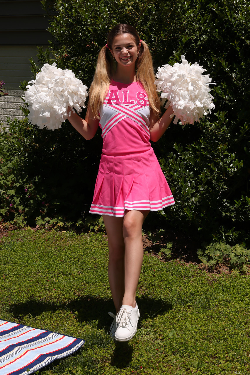 セクシーなチアリーダーのモリー・リトルが服を脱いで外で剃毛したマンコを指で弄ぶ