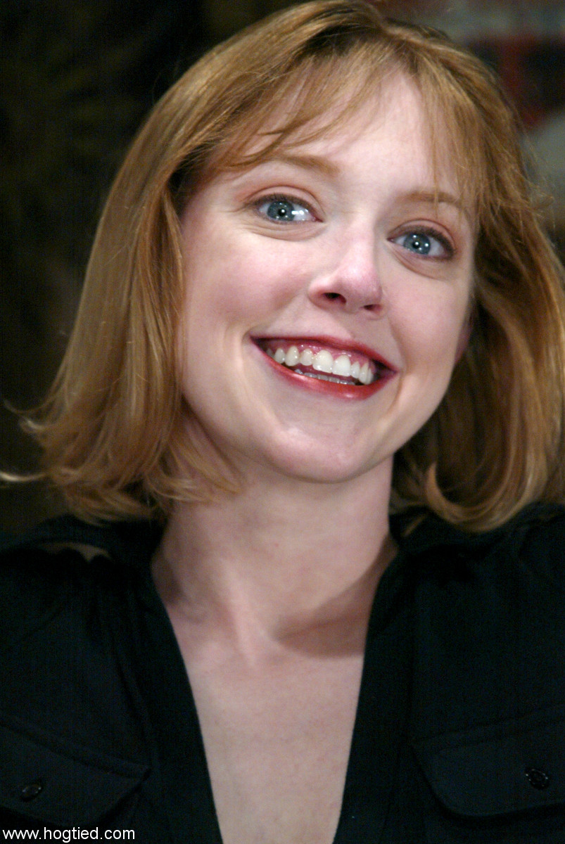 カーヴィーな熟女ディー・ウィリアムスが地下室で縛られ支配される