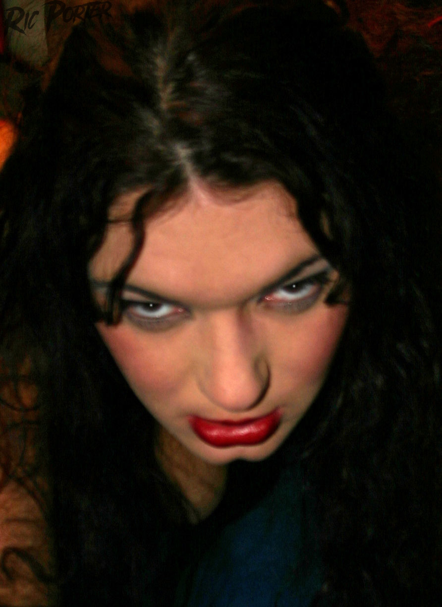 نجمة البورنو الشهية في كورسيه تظهر الفرج وتستمني على طاولة البلياردو