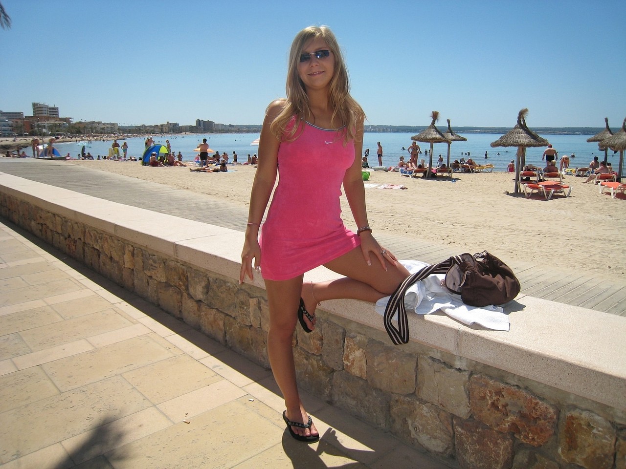 शरारती जर्मन किशोरी शर्ली सार्वजनिक रूप से सेक्स से पहले खिलौनों के साथ मास्टरबेट करती है