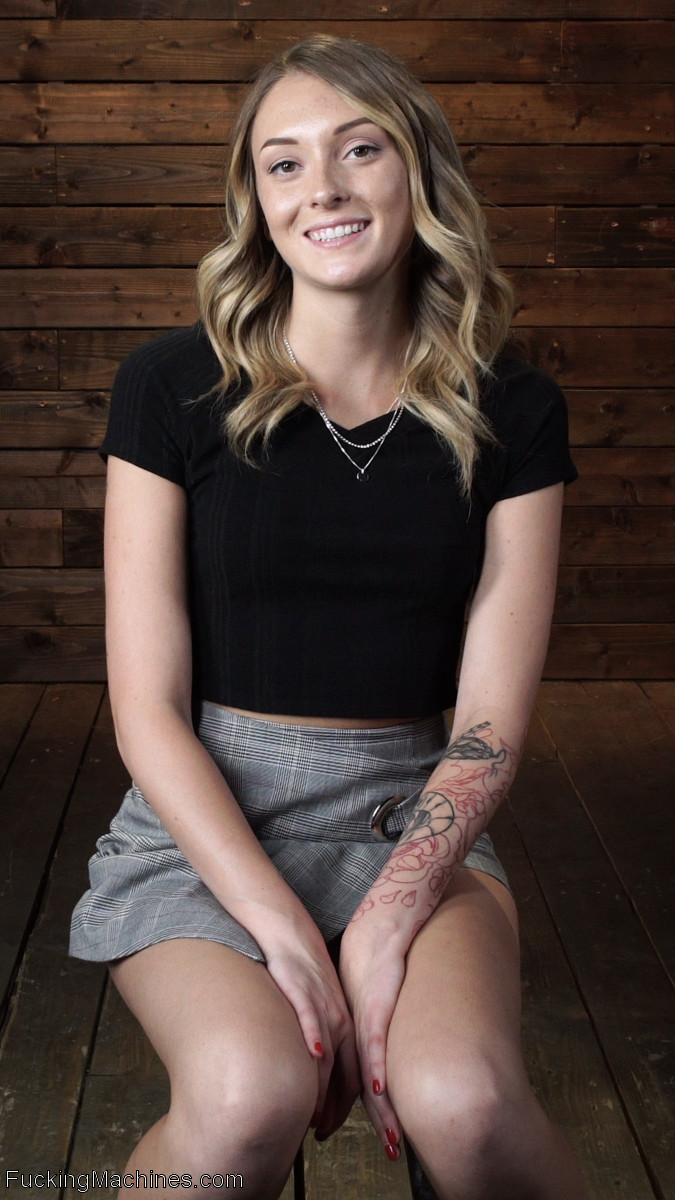 Adorável Adolescente Charlotte Sins Se Masturba Com Brinquedos Antes De Ser Fodida Por Máquina