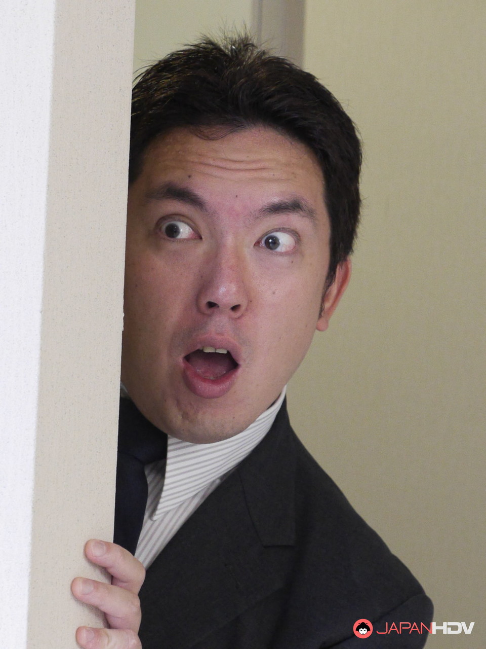 السكرتيرة اليابانية يورا هيتومي تمارس الجنس الفموي مع رئيسها وتبتلع