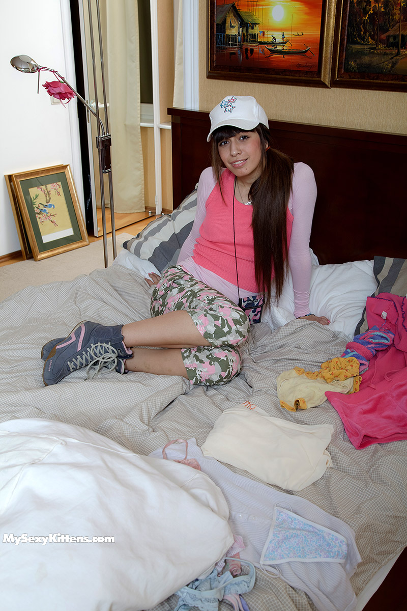 Joven Morena Recibe Una Descarga De Semen En La Boca Después De Tener Sexo Con Un Pene Grande