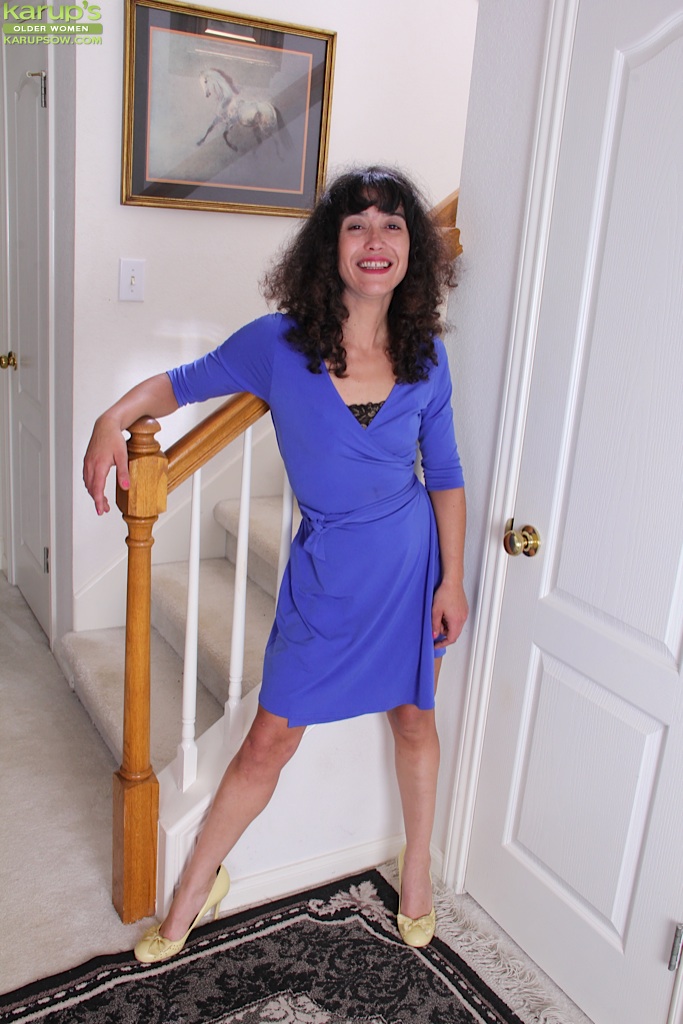 Kleine Brüste Braune Milf Sich Entkleidend Und Die Möse Öffnend Im Nahaufnahme