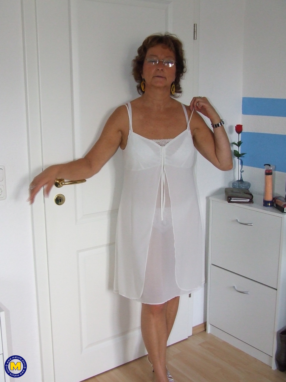 Amateur-Oma Gabriele In Brille Zieht Sich Aus Und Spielt Mit Ihrer Saftigen Alten Fotze