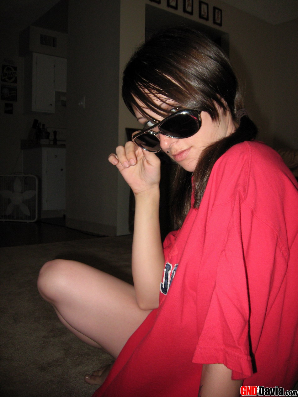 可爱的深褐色少女摘下太阳镜后展现坚挺的乳房