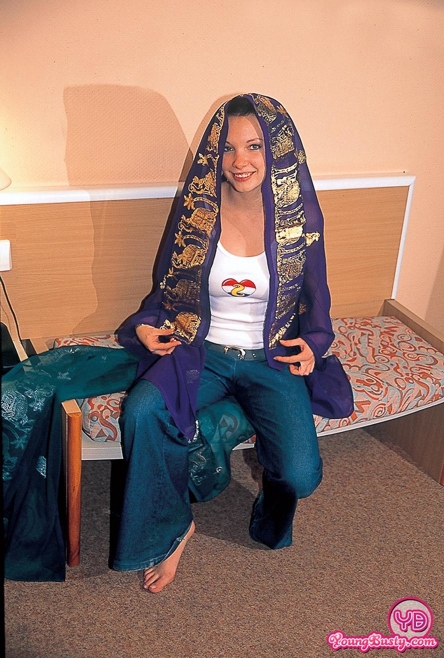 短发少女卡捷琳娜A露出她的奶子并被猛干