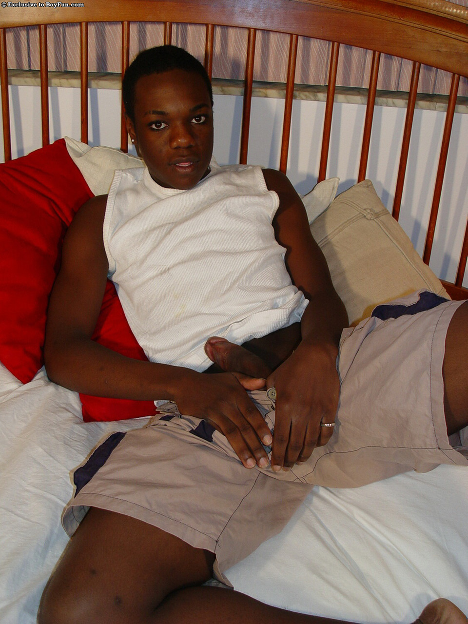 黑色年轻男子罗德尼脱衣并撸他的巨大鸡巴