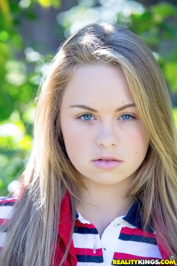 Adolescente Madison Chandler Dévoile Ses Courbes Tentantes En Extérieur