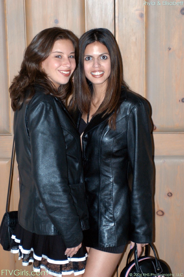 Shyla E Elisabeth Na Banheira Brincadeira De Buceta Lésbica