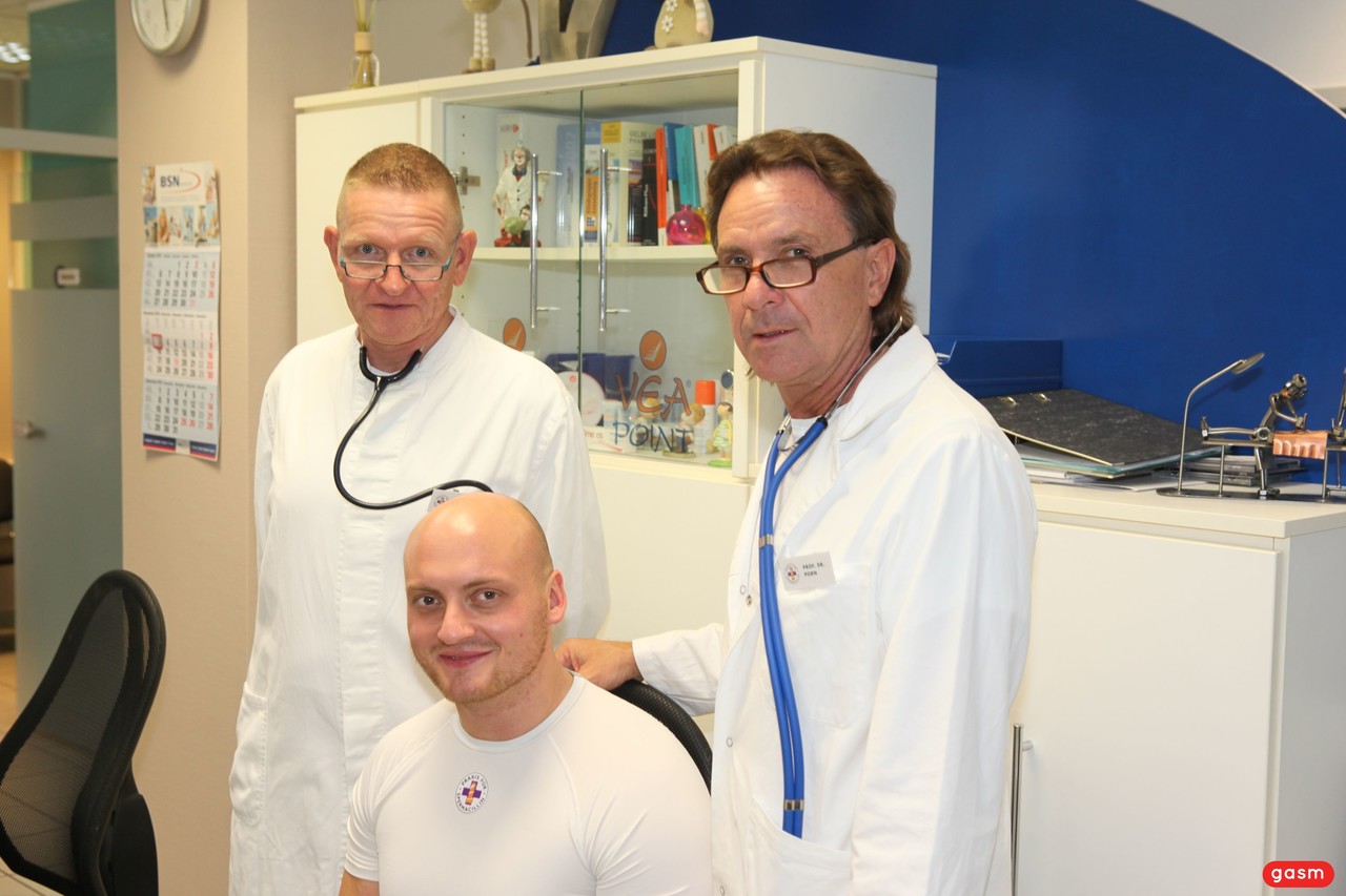 العاهرة الأوكرانية الشقراء تتصور مع الأطباء المنحرفين في المستشفى