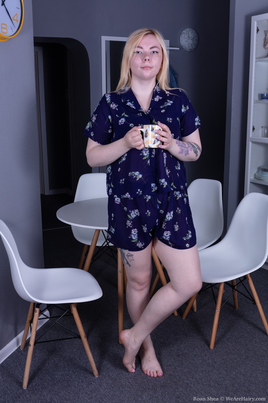 Die Amerikanerin Roan Shea Zeigt Ihren Dicken Arsch Und Behaarten Pussy