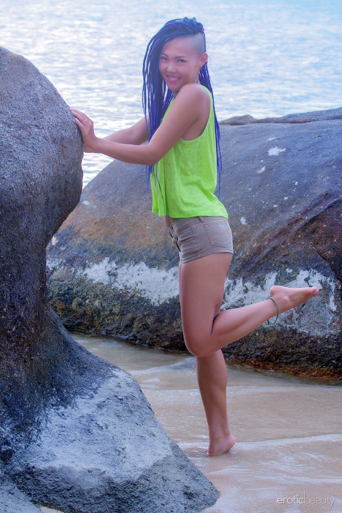 Adolescente Asiática Doce Julie Tira Toda A Roupa Dentro De Uma Gruta Marinha