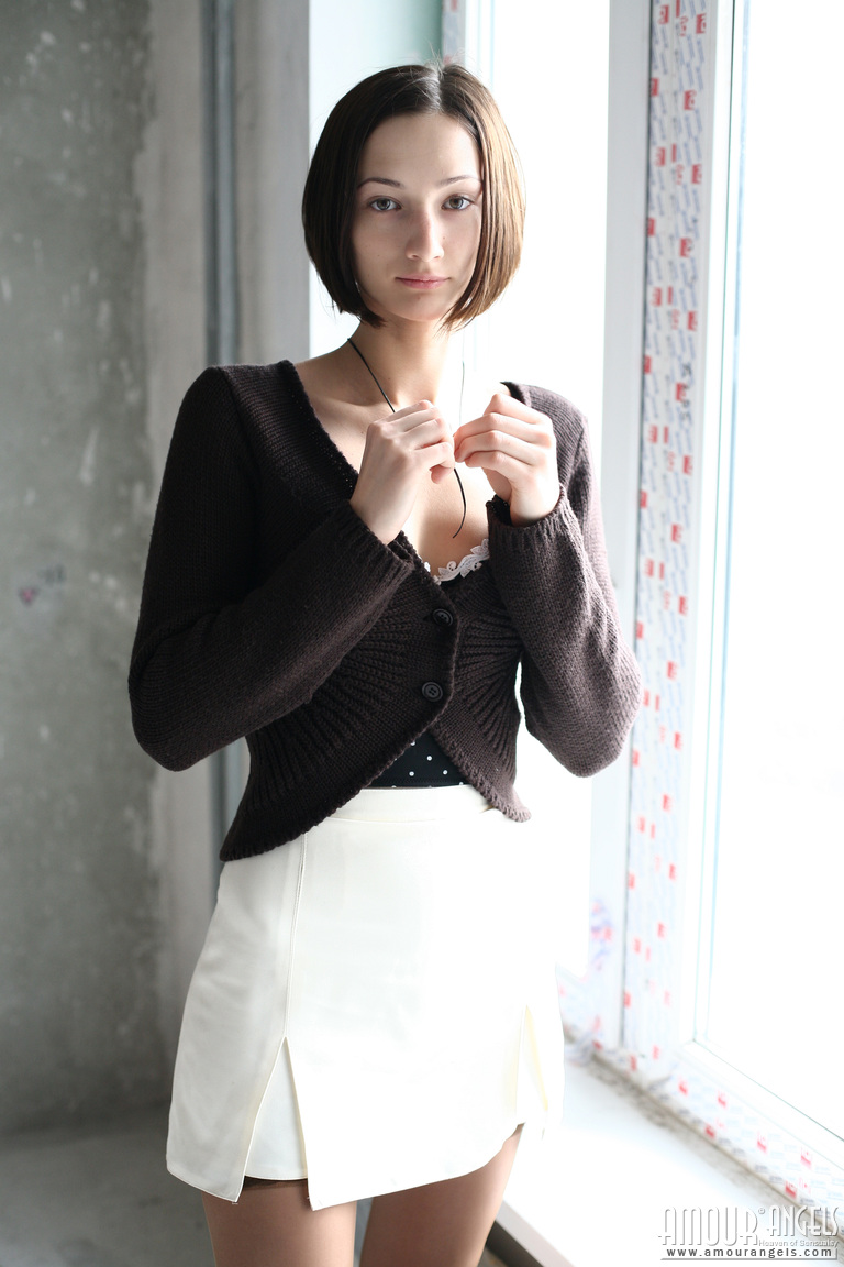 Mädchen Von Nebenan Masha Entblößt Kleine Titten Und Muschi Am Fenstersims