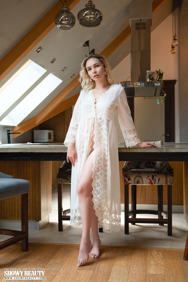 金髪ティーンElisがキッチンで熱い体を披露