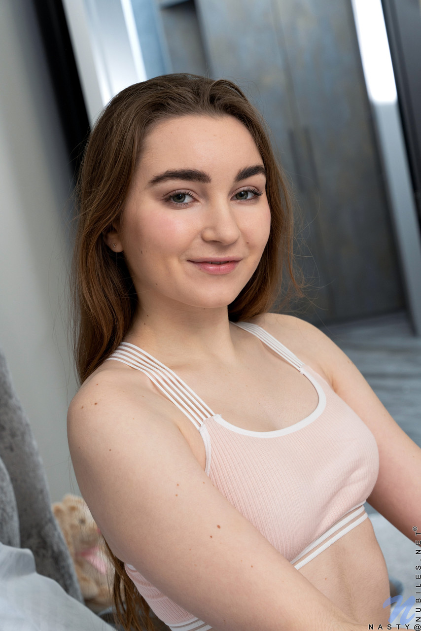 娇小的青少年黛西达玲用玩具刺激她的阴道并展示她的身材